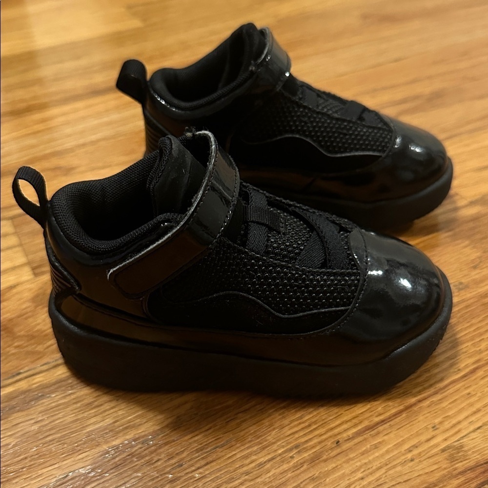 Jordan Black Kids Sneakers - Picture 2 of 6